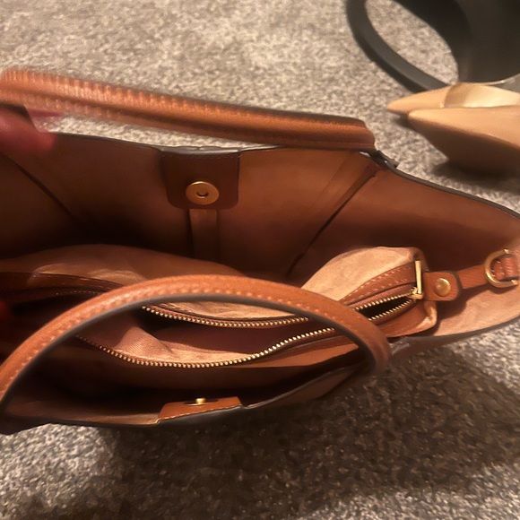Elegant Brown Leather Handbag - Picture 3 of 4